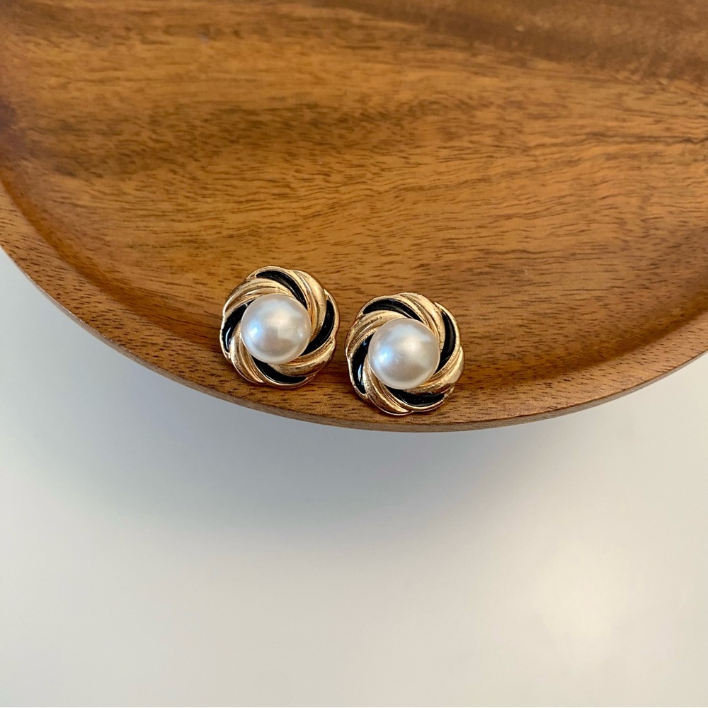 3/$20 Vintage Black Enamel Gold Swirl Cream White Pearl Studs Earrings